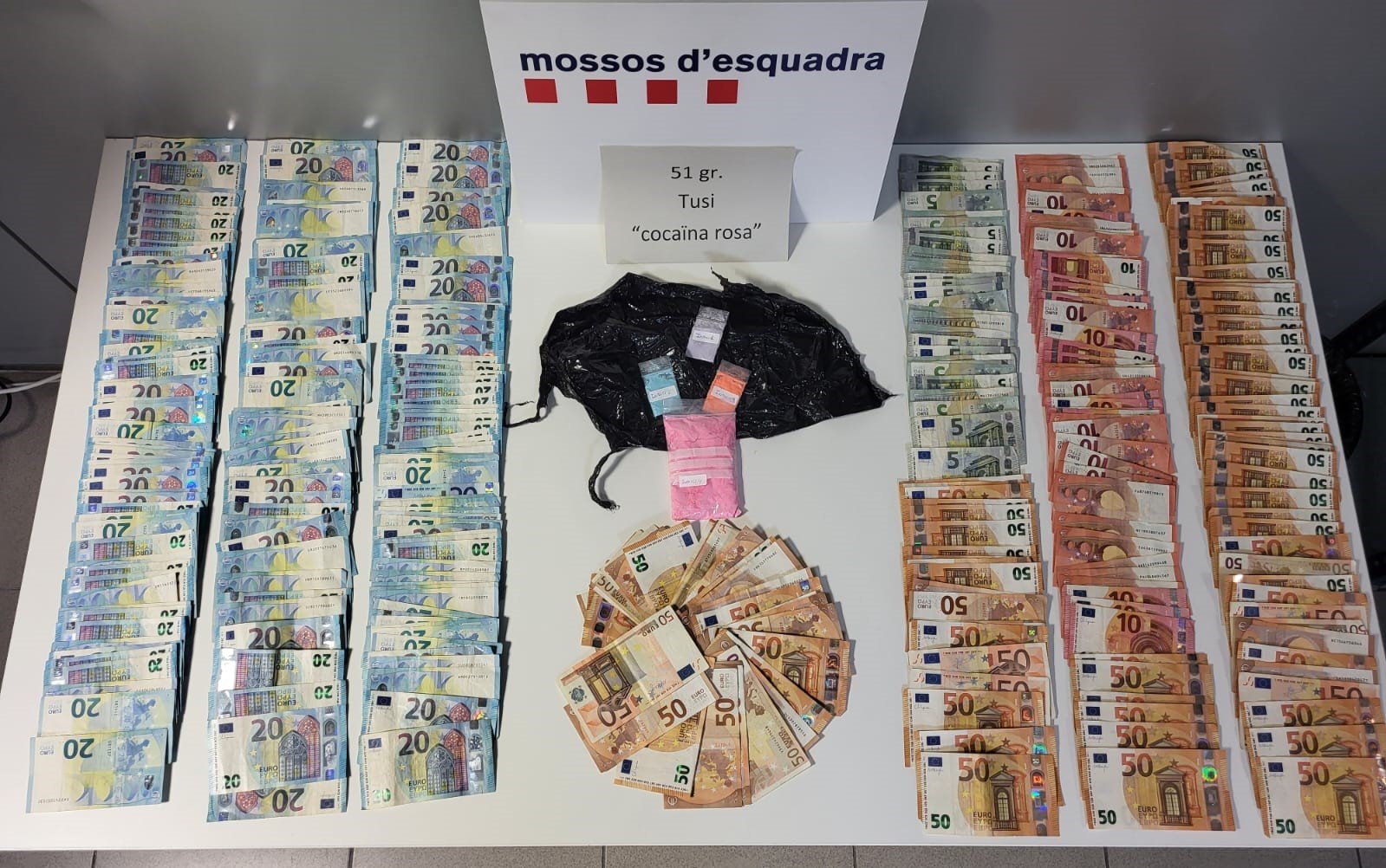 Cocaïna rosa i diners confiscats pels Mossos d'Esquadra a l'Hospitalet de Llobregat / MOSSOS