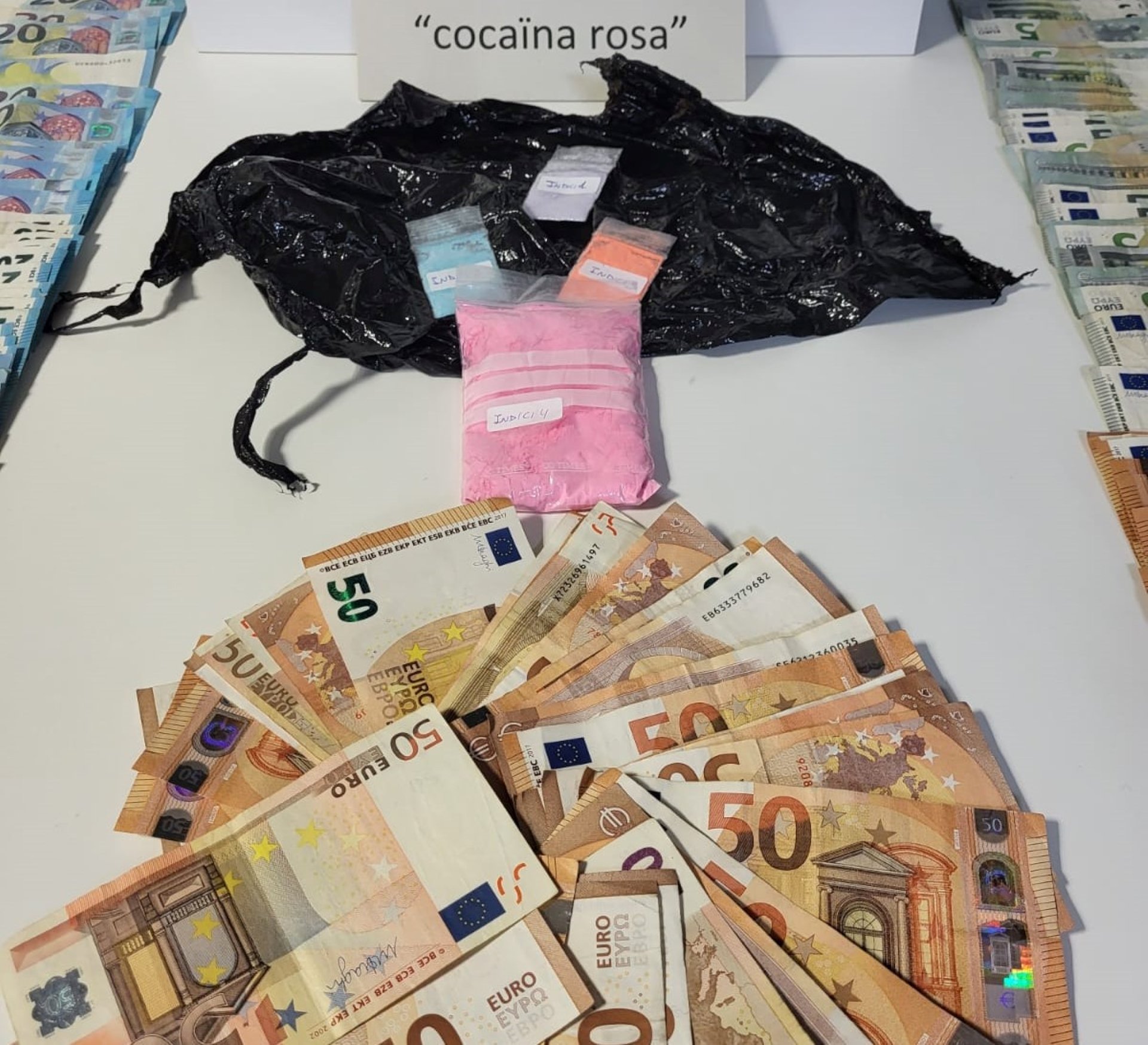 Cocaïna rosa i diners confiscats pels Mossos d'Esquadra
