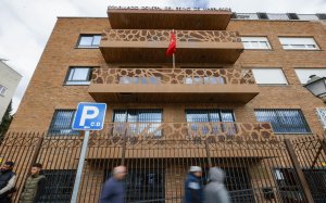 Un hombre de origen marroquí, de 45 años, se quemó a lo bonzo este martes a las puertas del Consulado General de Marruecos en Madrid. EFE/ Javier Lizon