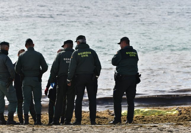 La Guàrdia Civil en un altre operatiu a la platja de Ceuta / Antonio Sempere, Europa Press