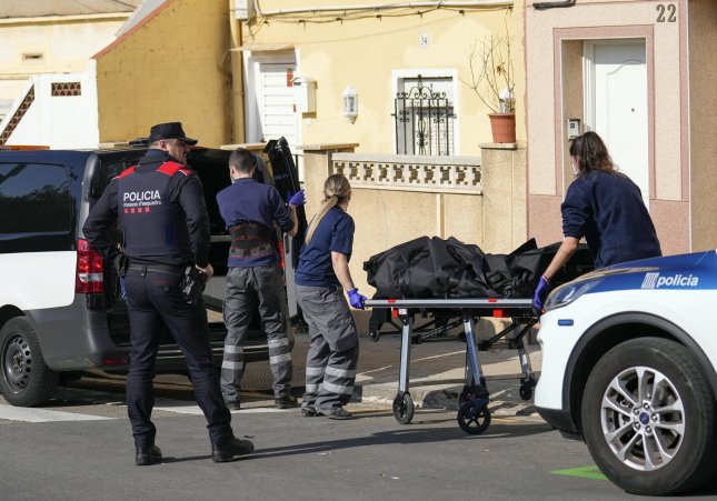 Personal dels serveis funeraris transportant l'home mort a Cornellà / EFE - ALEJANDRO GARCÍA