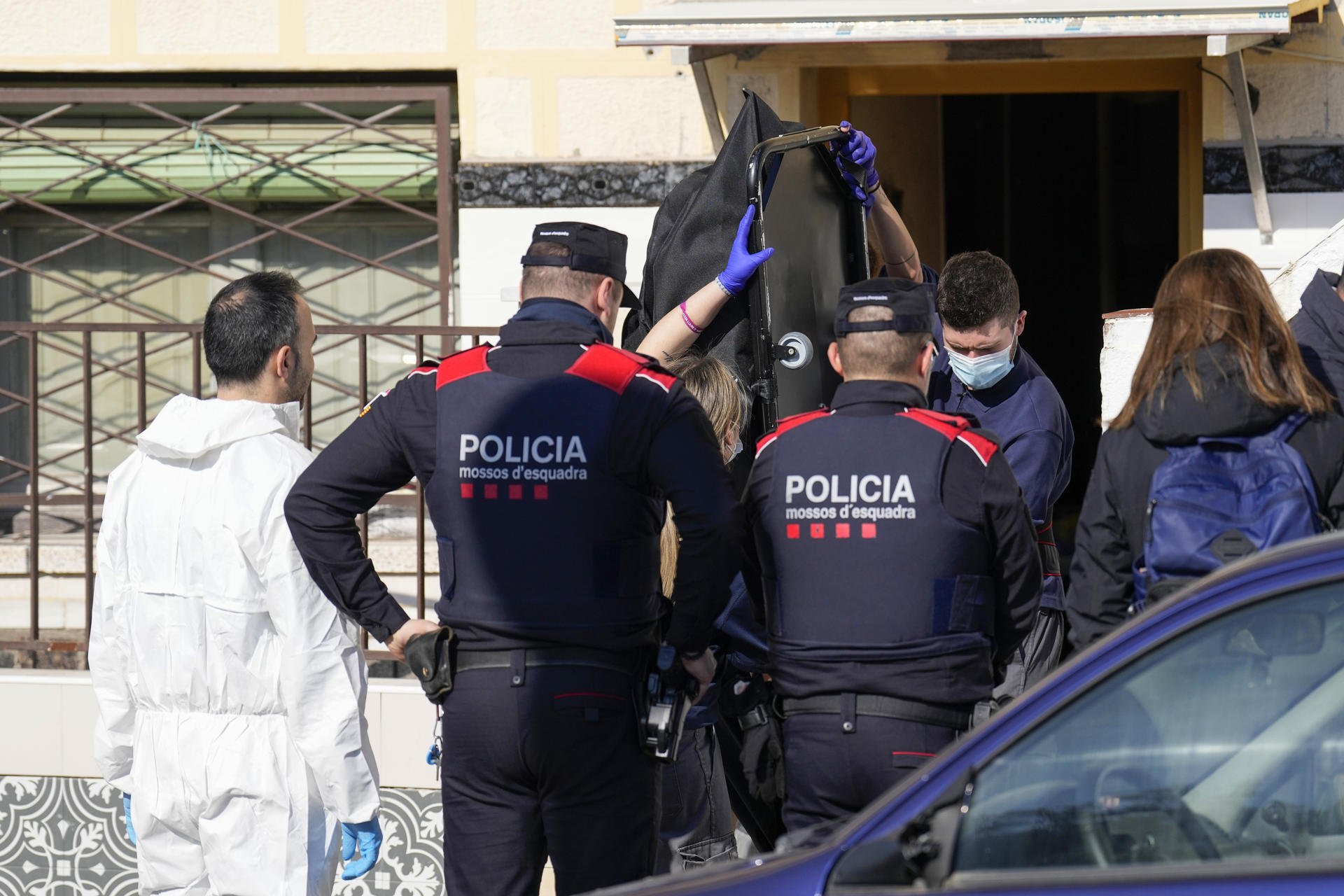 Personal dels serveis funeraris transporten el cadàver de l'home mort a Cornellà de Llobregat / EFE - ALEJANDRO GARCÍA Personal dels serveis funeraris transporten el cadàver de l'home mort a Cornellà de Llobregat / EFE - ALEJANDRO GARCÍA