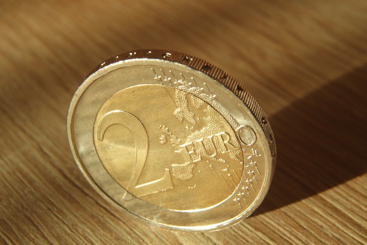 Una moneda de 2 euros en una imatge d'arxiu / PIXABAY