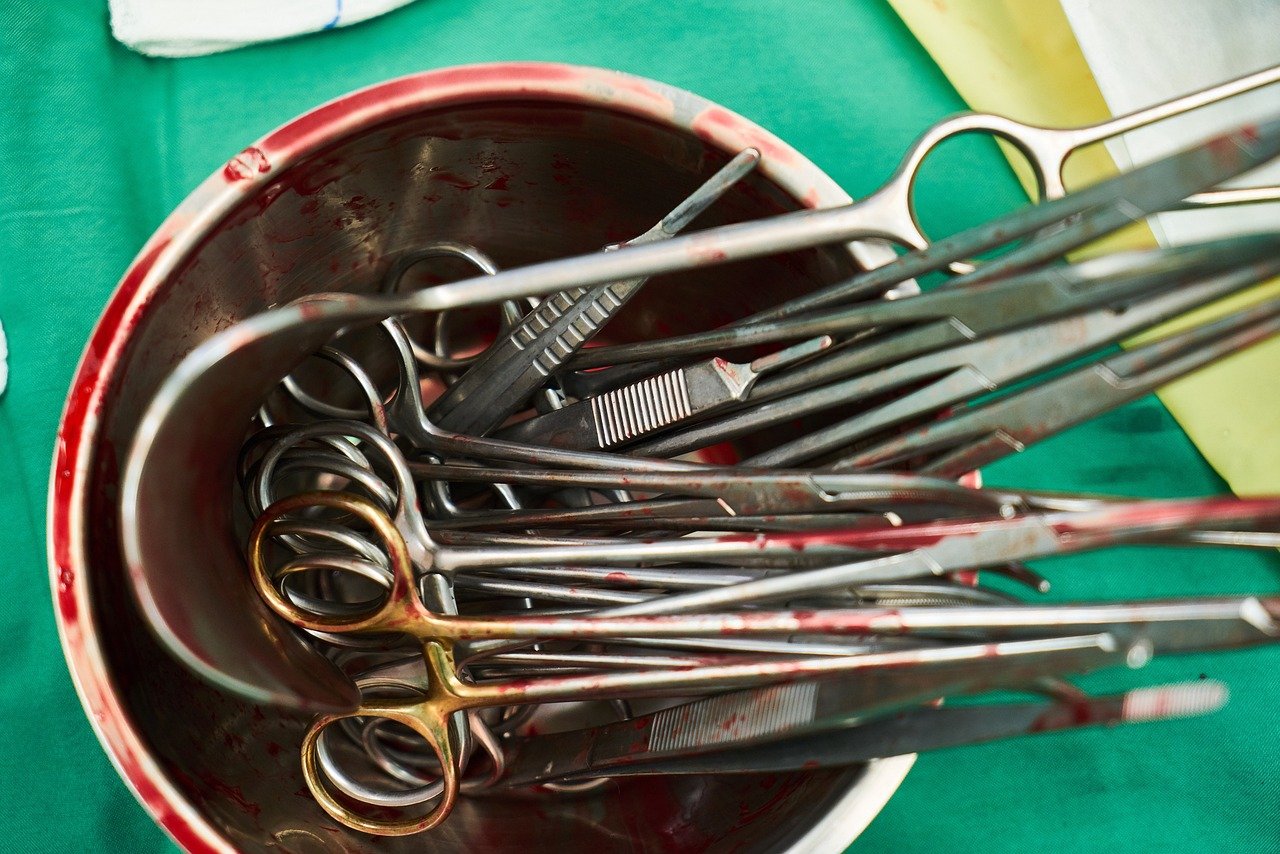 Tisores quirúrgiques i altres materials mèdics en una imatge d'arxiu / PIXABAY