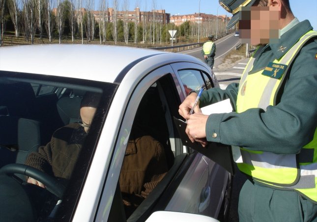 Un agent posant una multa de trànsit en una imatge d'arxiu / EUROPA PRESS , ALD AUTOMOTIVE
