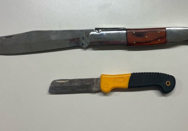 El matxet i la navalla intervingudes pels Mossos d'Esquadra en un bar de Tarragona / MOSSOS