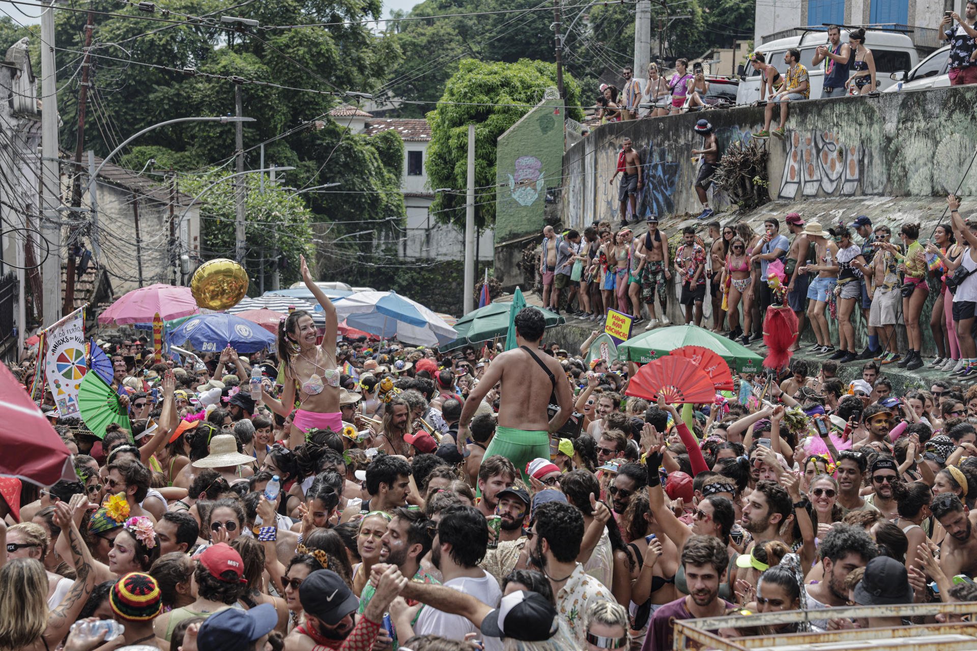 Una comparsa de Carnestoltes a Rio de Janeiro (Brasil) /  EFE - Antonio Lacerda