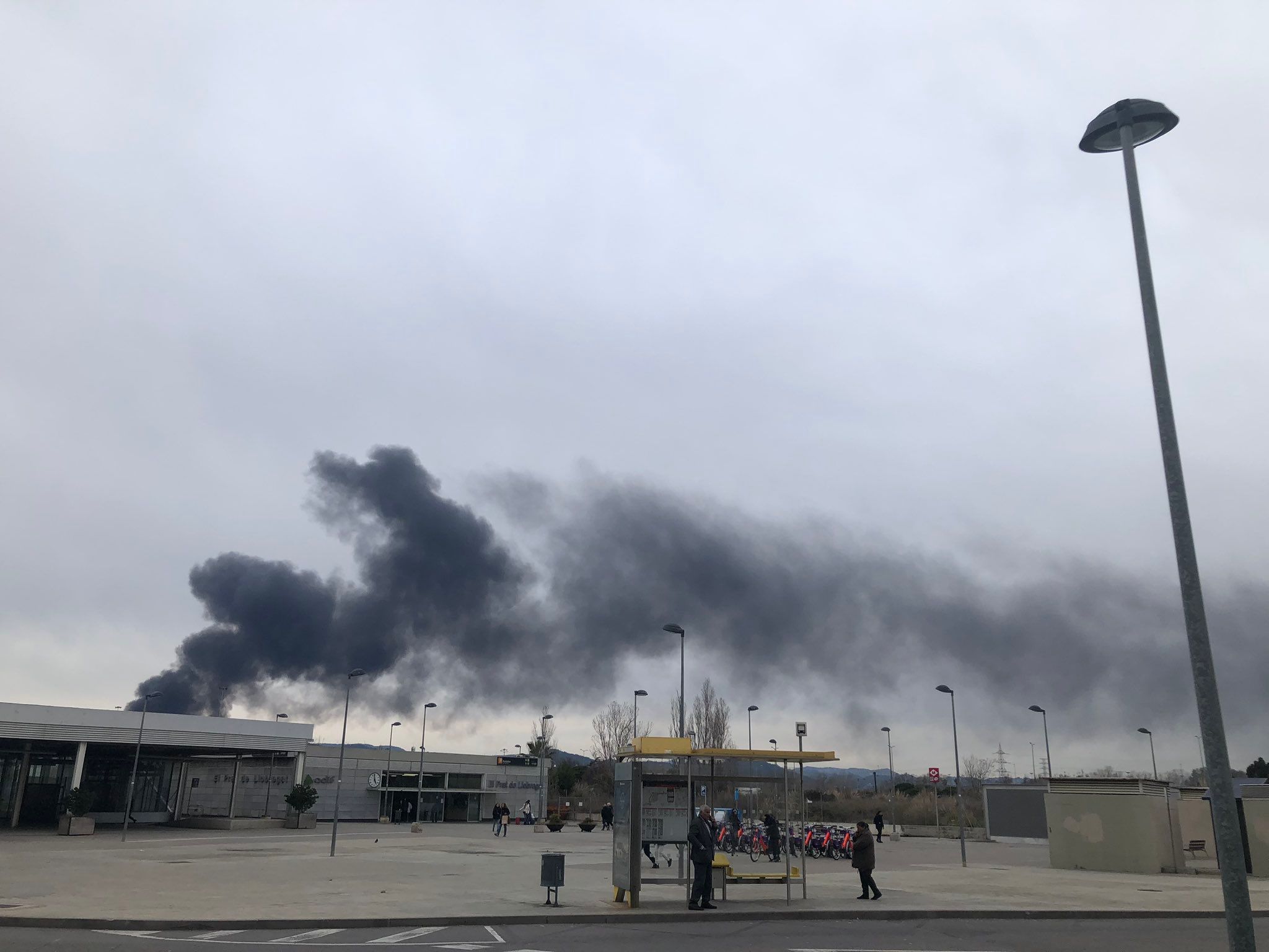 Incendio en Sant Boi: queman neumáticos provocan una columna de humo visible Barcelona