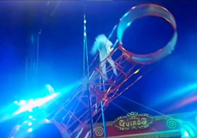 El trapezista en el moment de caure durant l'espectacle a Madrid