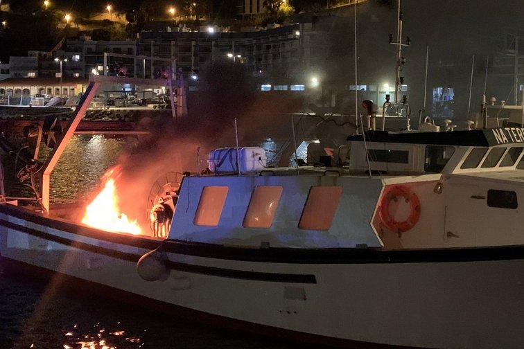 Un vaixell pesquer es crema al port de Blanes aquesta matinada / AJUNTAMENT DE BLANES