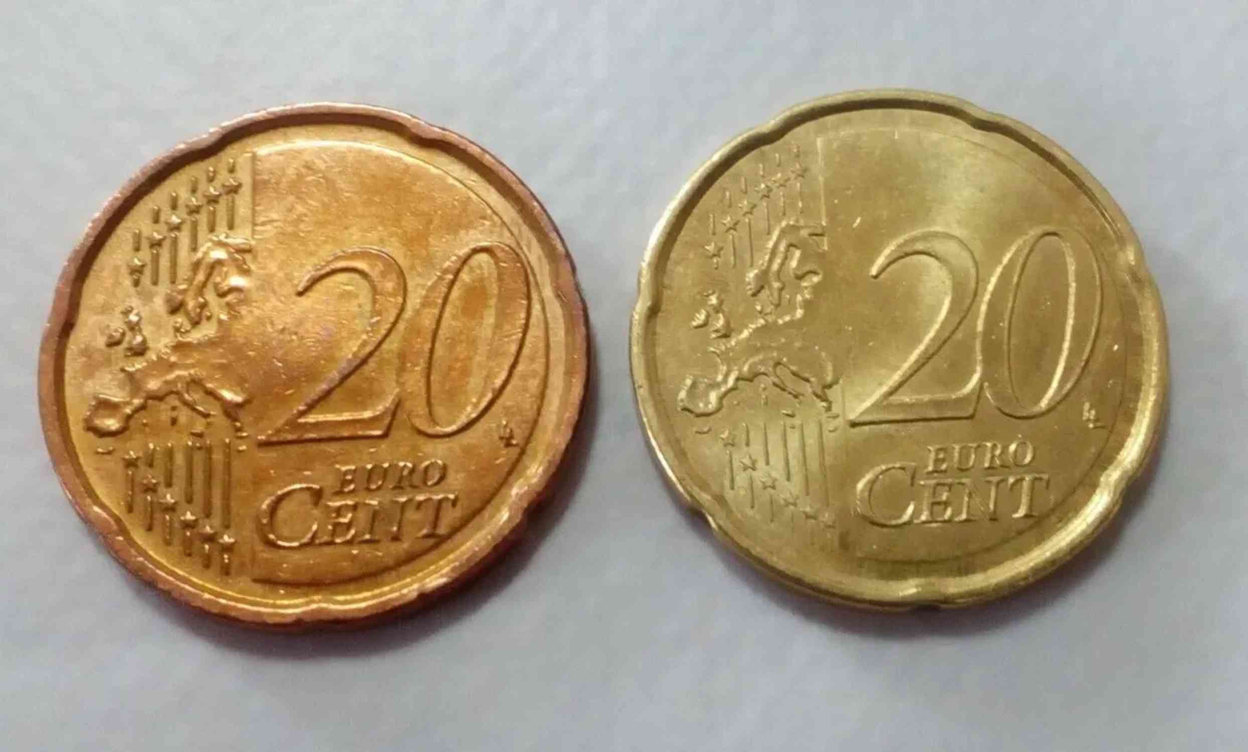 Moneda de vint cèntims amb excès de coure, a l'esquerra, comparada amb una de normal. Foto Cedida