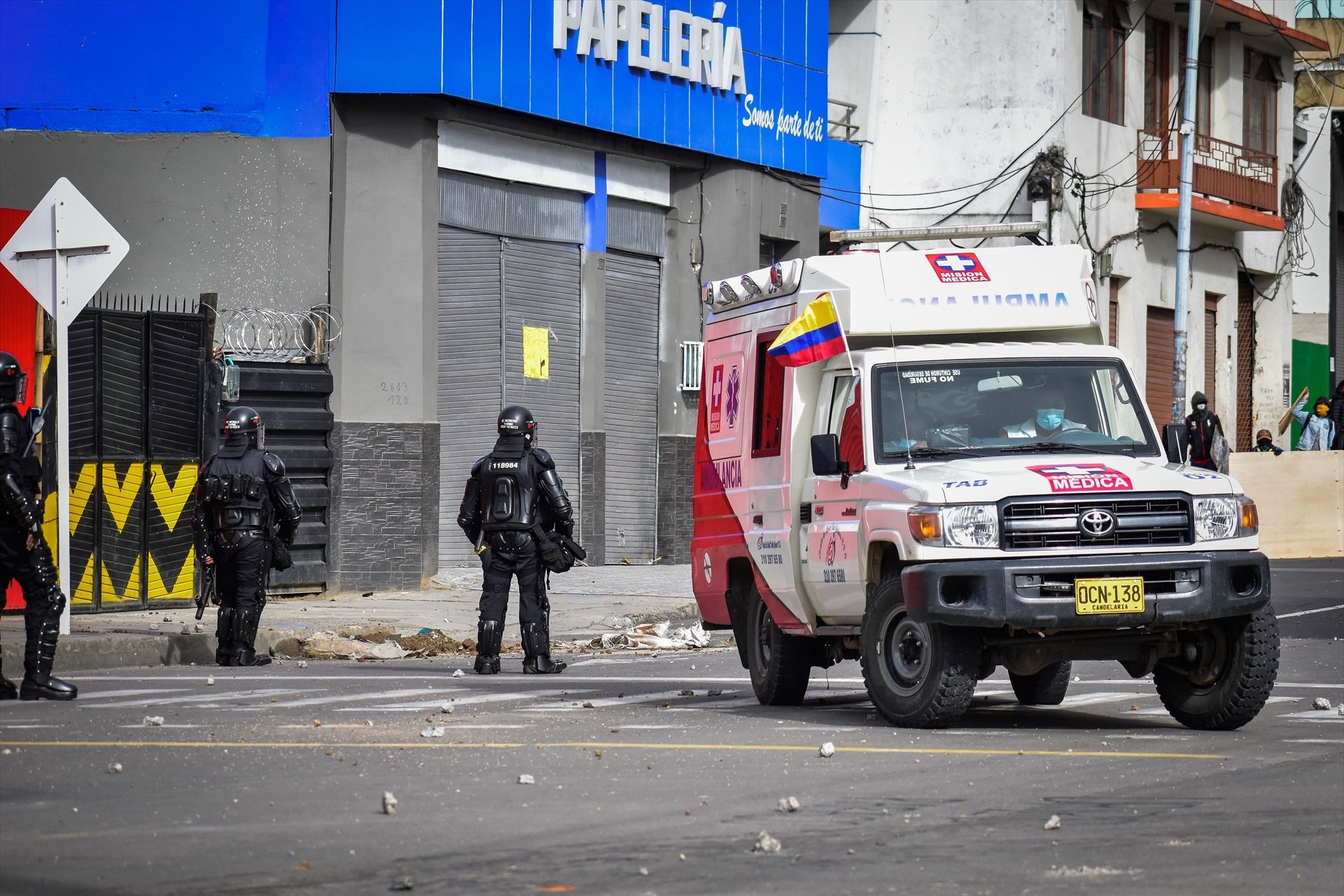 Agents de policia de Colòmbia i una ambulància en una imatge d'aruxiu / Europa Press, Contacto, Camilo Erasso, Arxiu