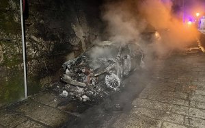 La treintena de turismes que aquesta matinada han cremat a Tui (Pontevedra) / EFE, Sxenick
