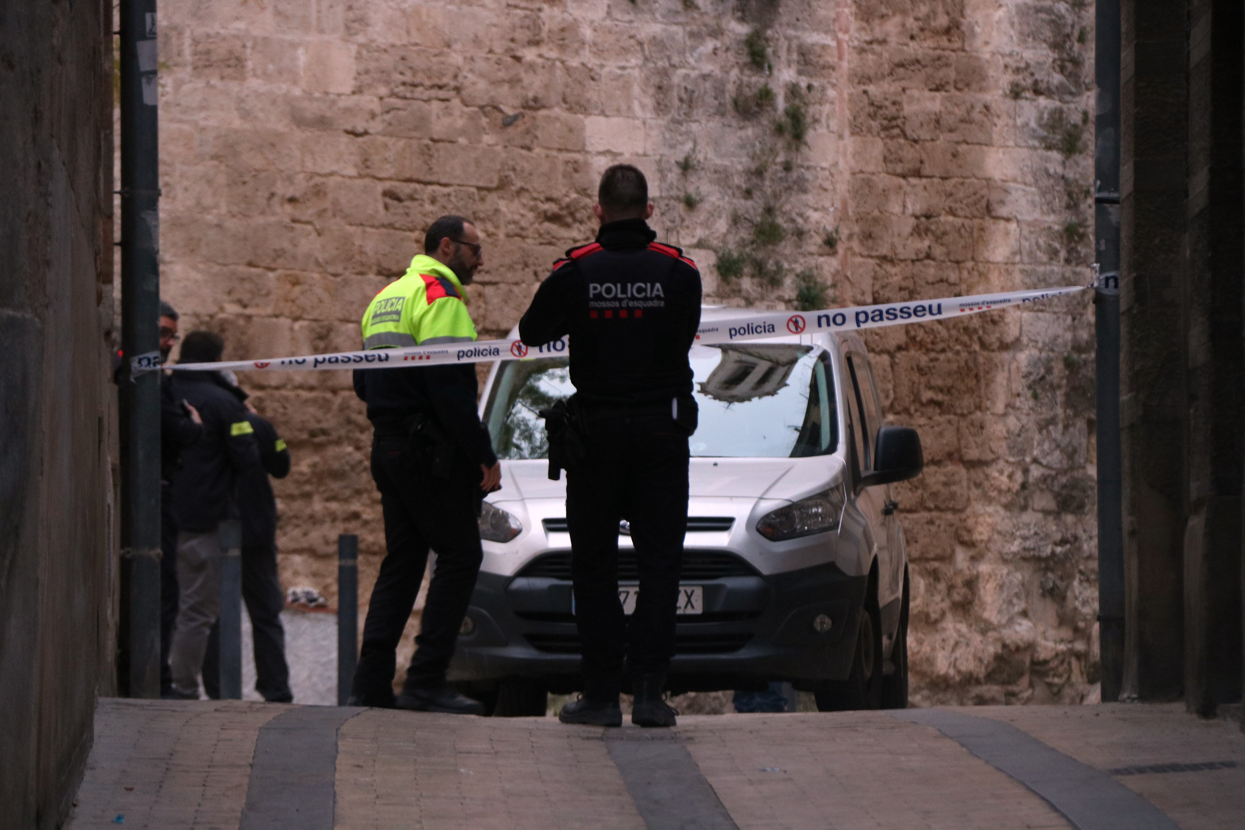 Agentes de los Mossos d'Esquadra investigando la muerte de una persona en la calle de la Iglesia de Valls / ACN