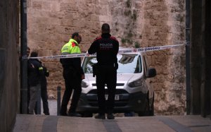Agents dels Mossos d'Esquadra investigant la mort d'una persona al carrer de l'Església de Valls / ACN
