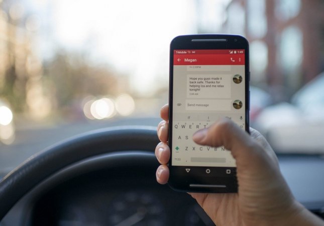 Un conductor utilitzant el telèfon mòbil al volant / PIXABAY