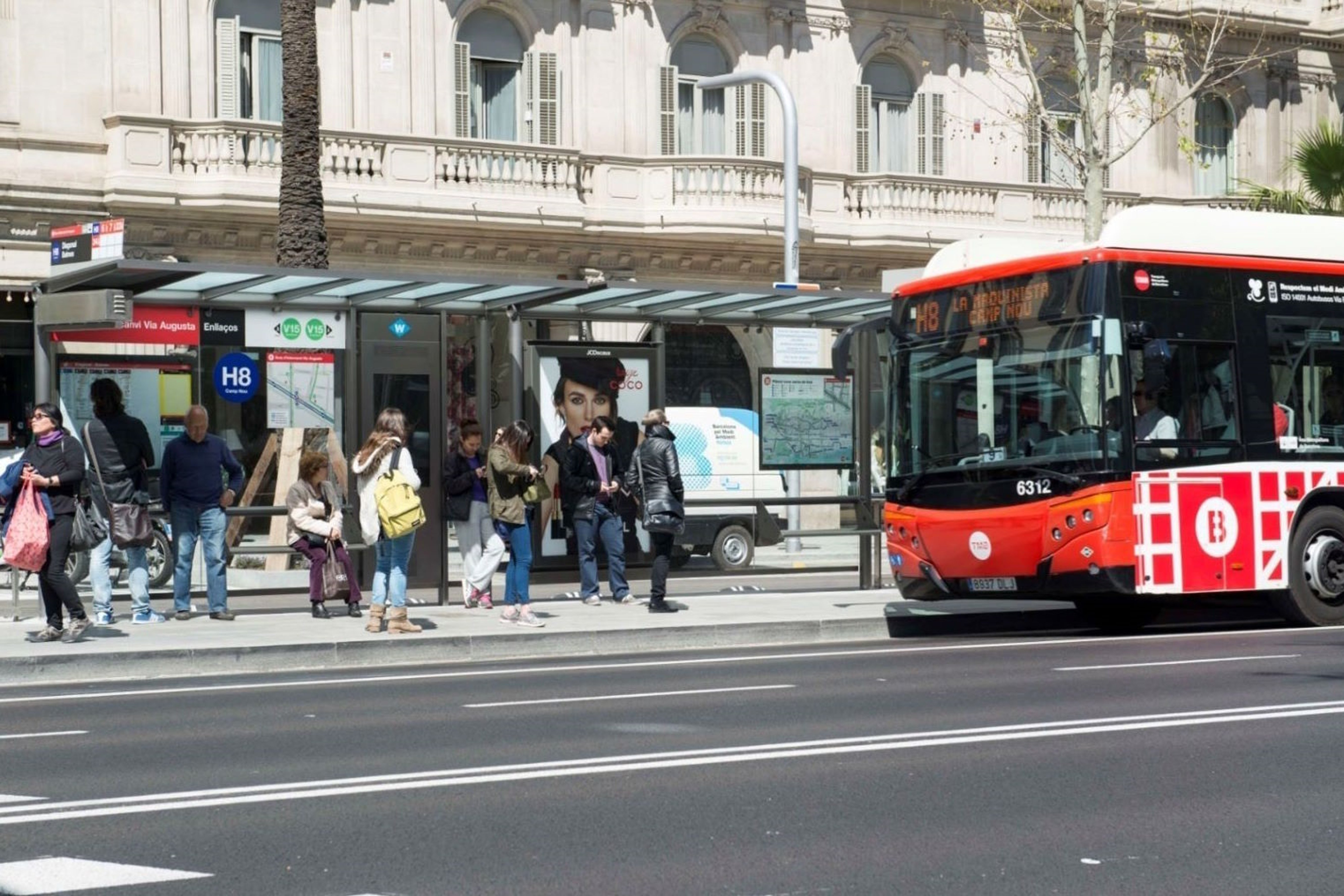 Un autobus de la TMB, en una imatge d'arxiu a Barcelona