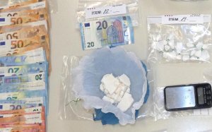 Bitllets, cocaïna i altres estris relacionats amb el tràfic de drogues que els Mossos d'Esquadra han trobat en un domicili a Blanes / CME