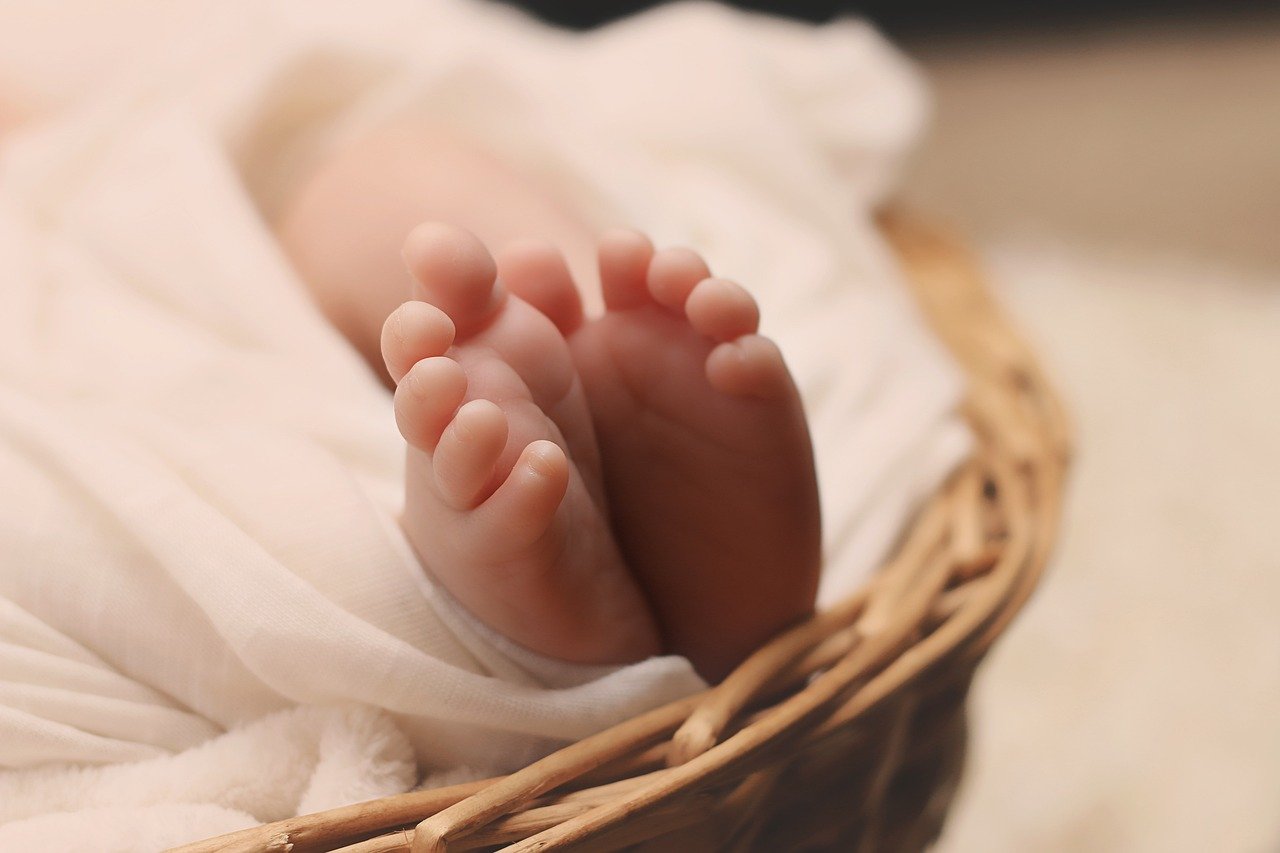 Un nadó en una imatge d'arxiu / PIXABAY