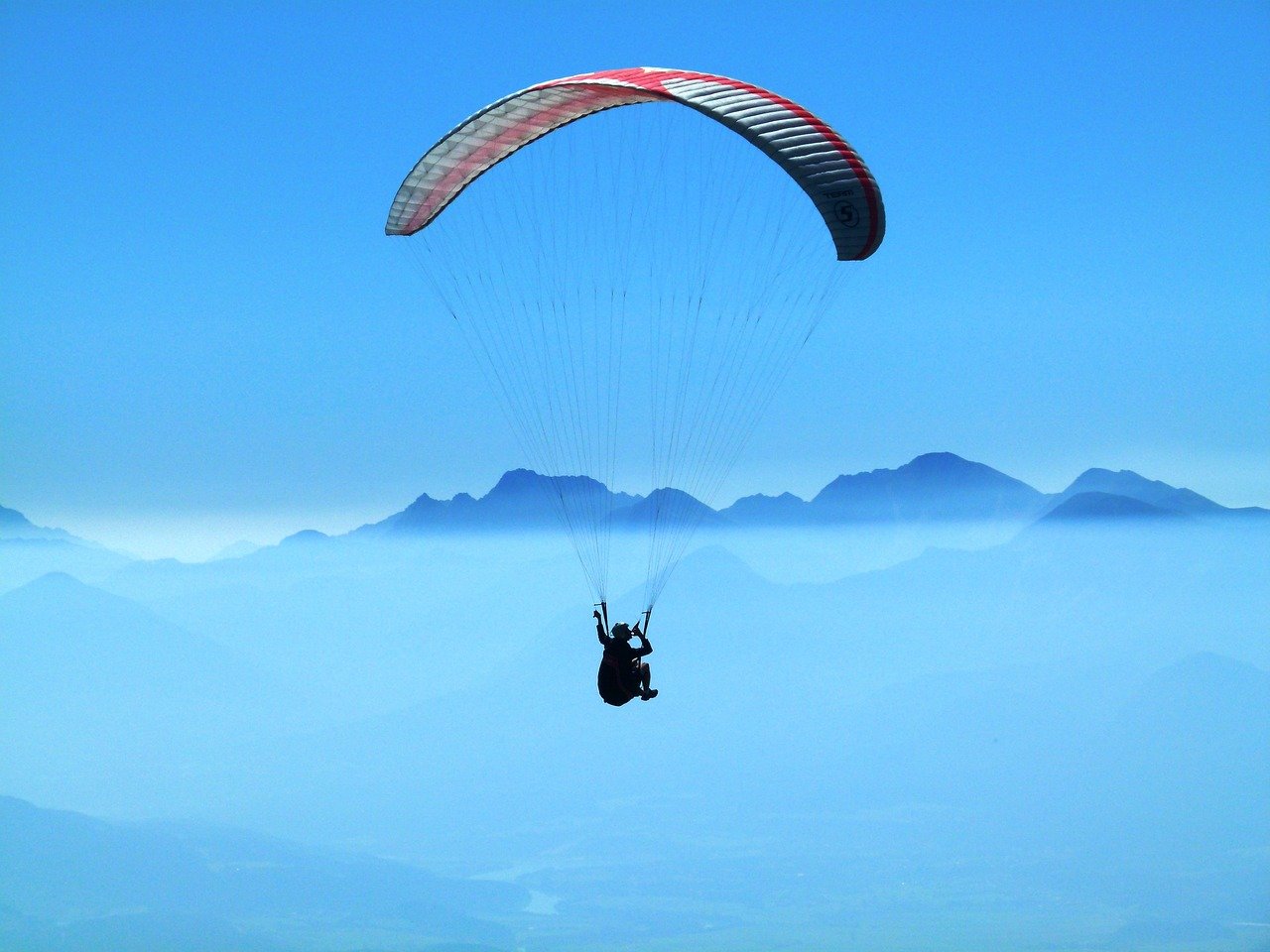 Una persona volant en parapent en una imatge d'arxiu / PIXABAY