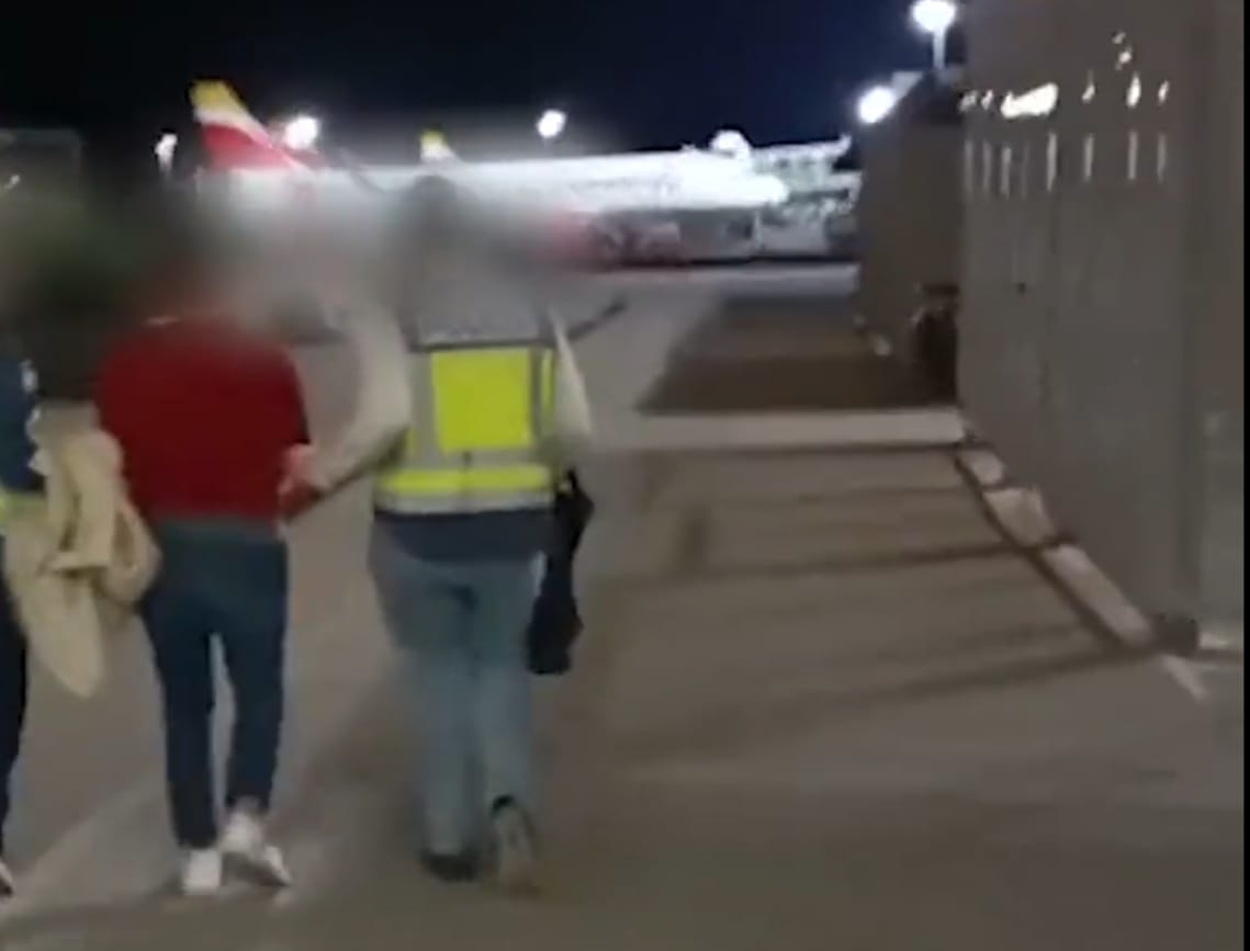 Detenció de la fugitiva a l'aeroport de Madrid / POLICIA NACIONAL