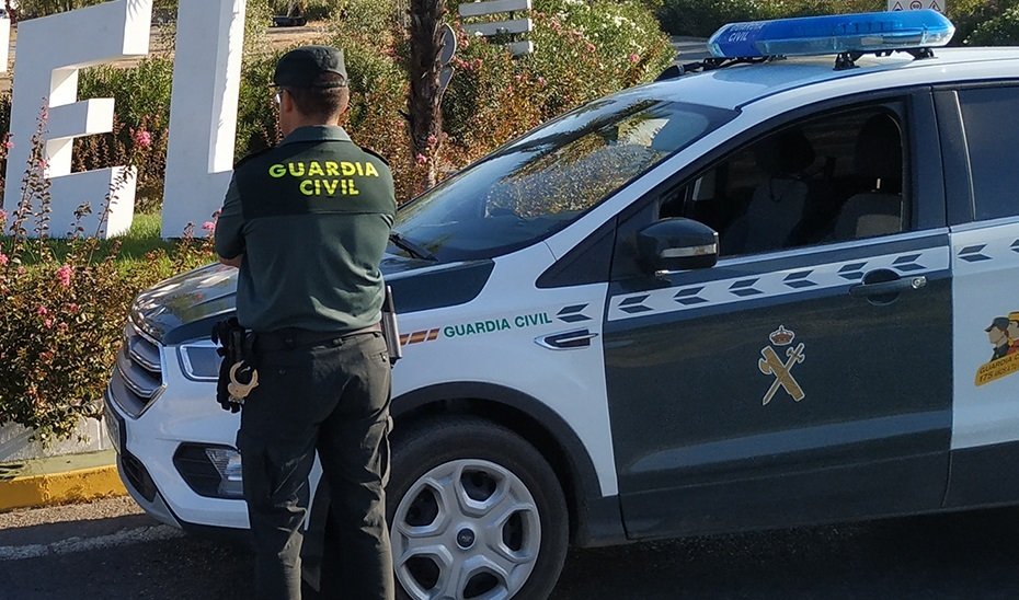 Detenido un policía nacional atrincherado en un cortijo de Granada: amenaza con hacer explotar la casa