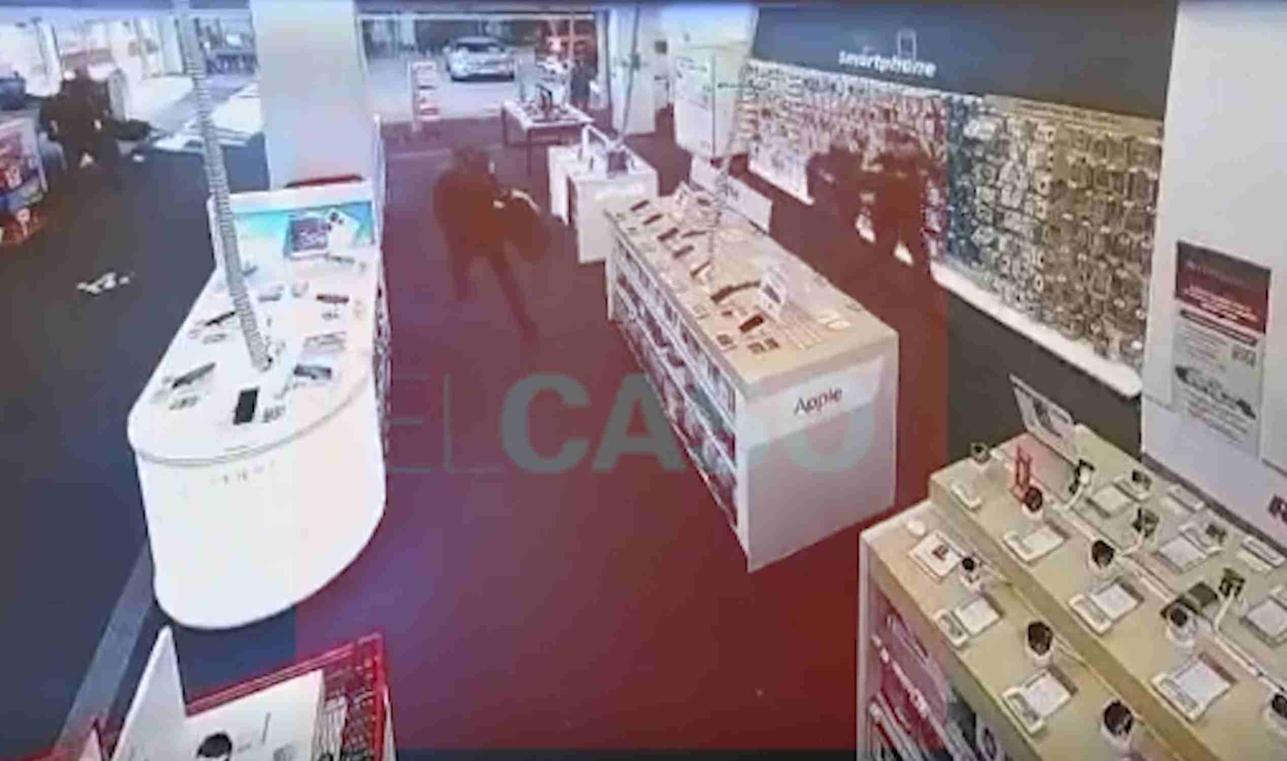 Así fue el violento atraco a punta de pistola en el MediaMarkt de Badalona | VÍDEO