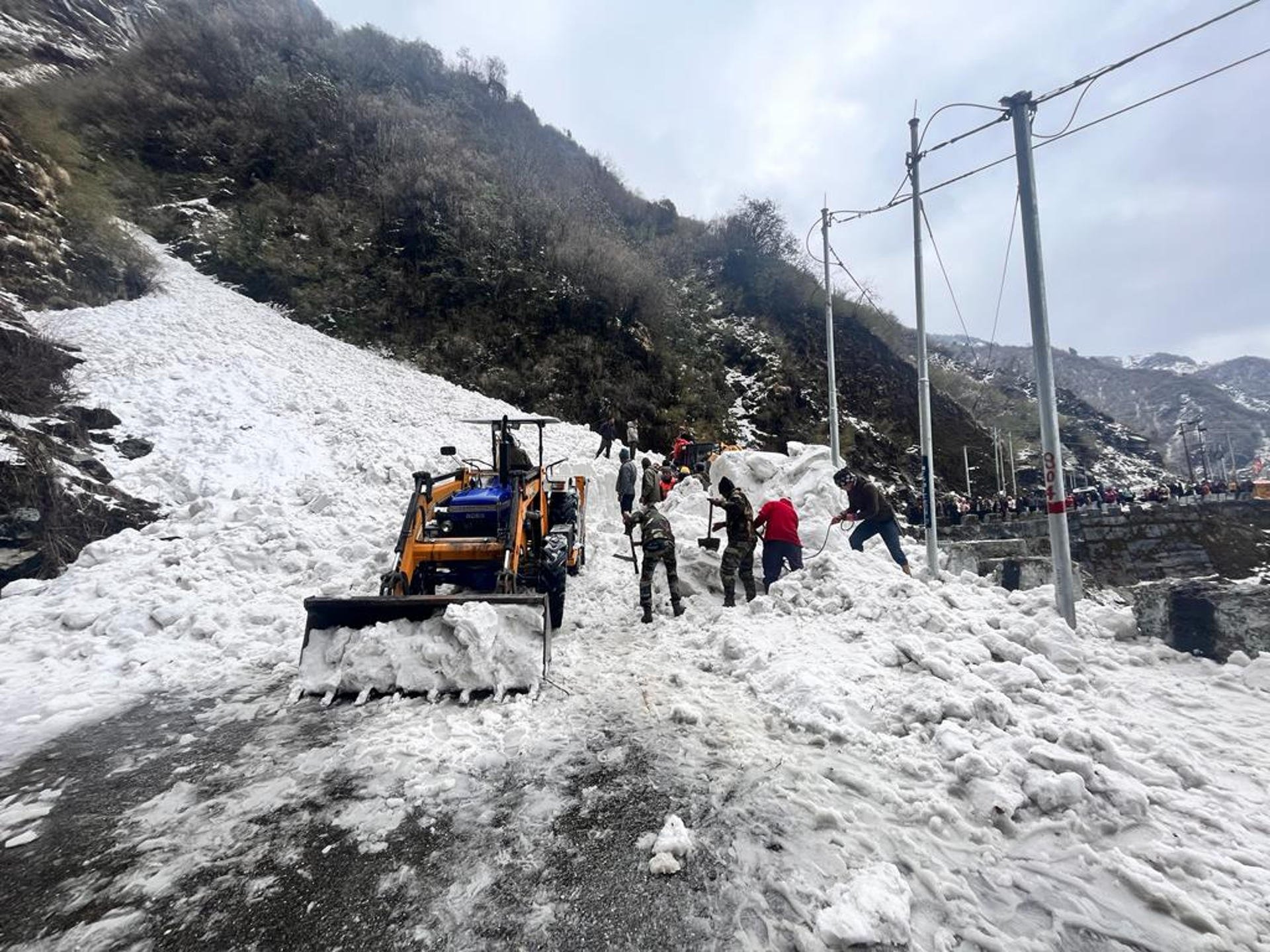 Rescat dels turistes que han quedat soterrats després d'un allau de neu a l'Índia / EFE - EXÈRCIT INDI