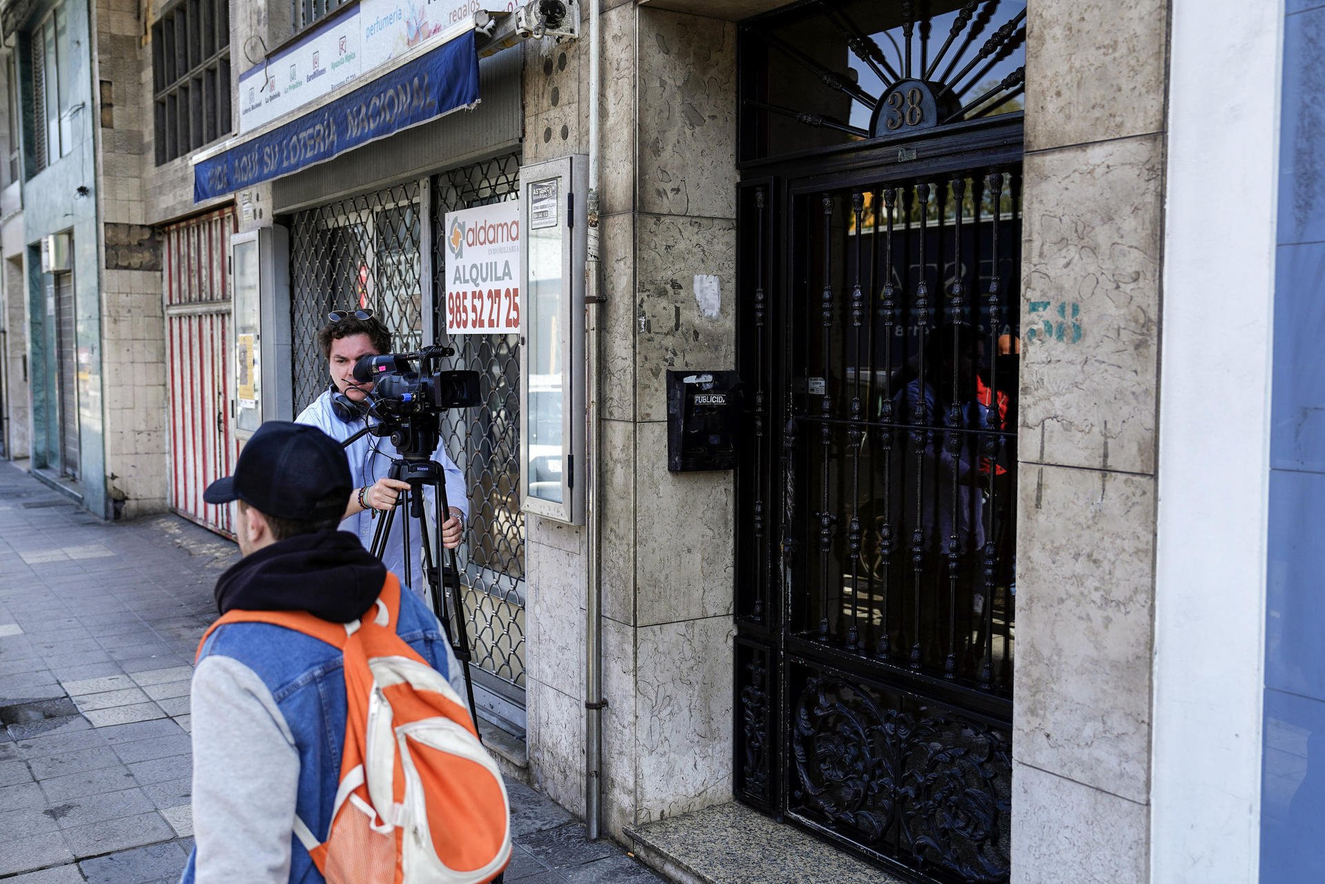 Entrada del edificio de Avilés (Asturias) / PACO MAMPOSTEAS - EFE