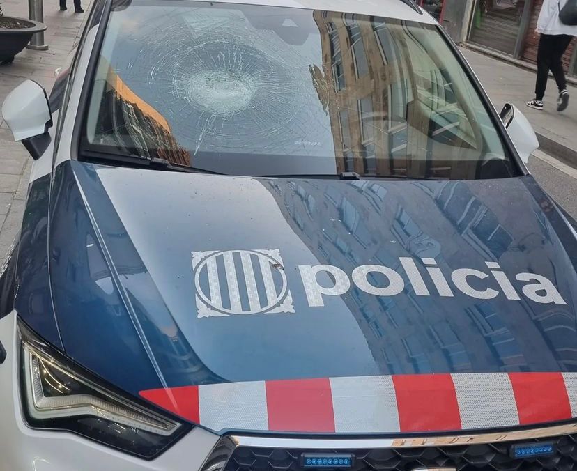 Los vidrios|cristales rotos en uno de los coches de los Mossos d'Esquadra / CEDIDA