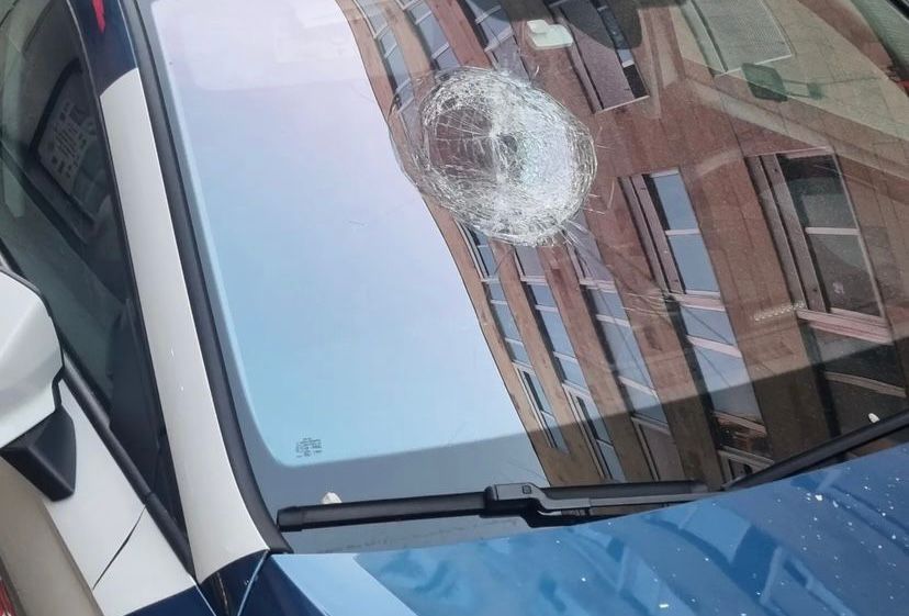 Els vidres trencats en un dels cotxes dels Mossos d'Esquadra / CEDIDA