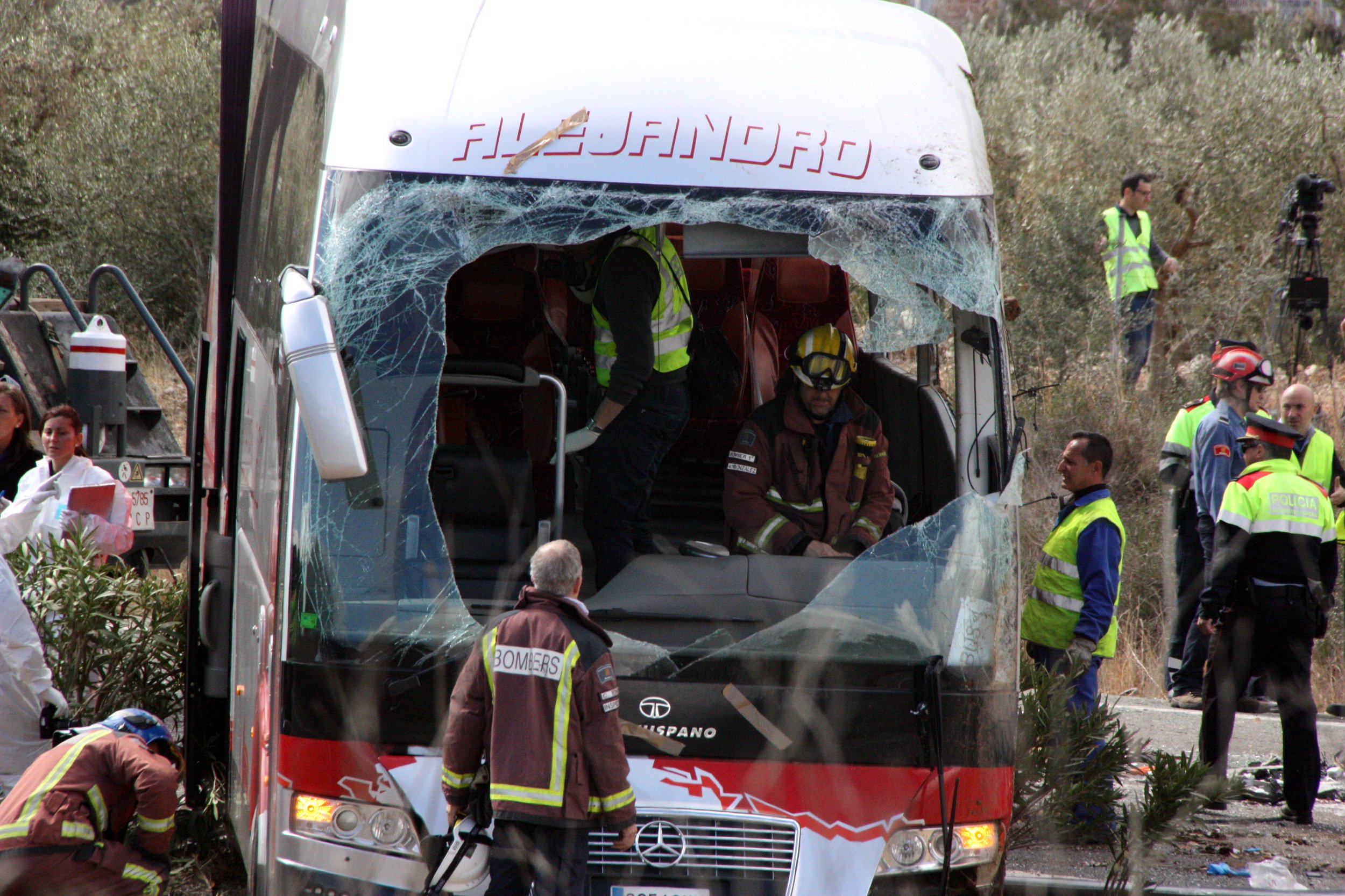 Efectius de Bombers treballant dins l'autobús accidentat a l'AP-7 el 20 de març de 2016 / ROGER SEGURA - ACN