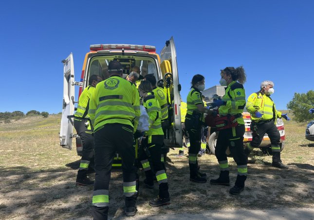 Trasllat pels equips d'emergències de l'home apunyalat que finalment ha mort a Madrid / @EmergenciasMad