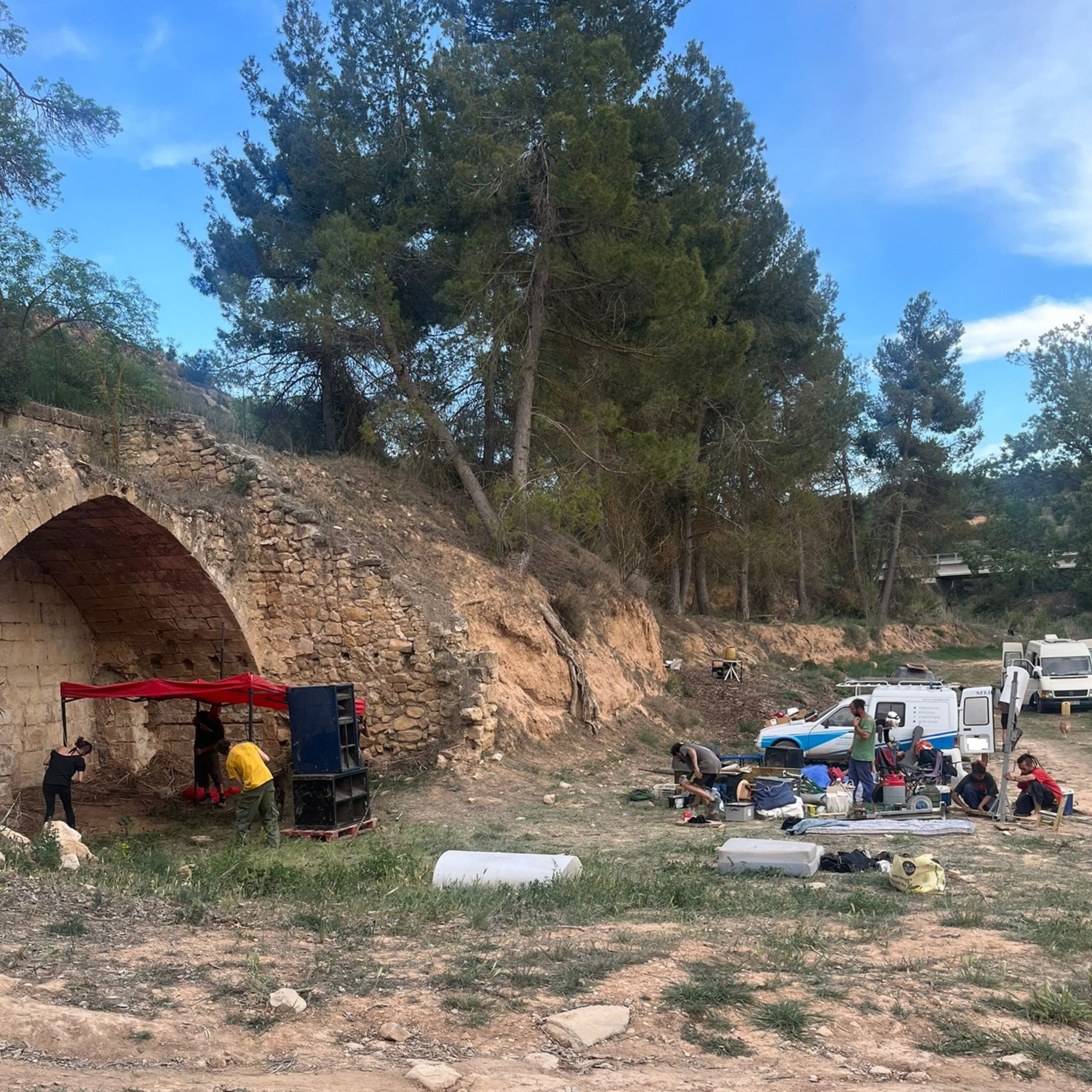 Persones i vehicles en una zona de Cervià de les Garrigues on es volia celebrar la 'rave' o festa il·legal / COS DELS MOSSOS D'ESQUADRA