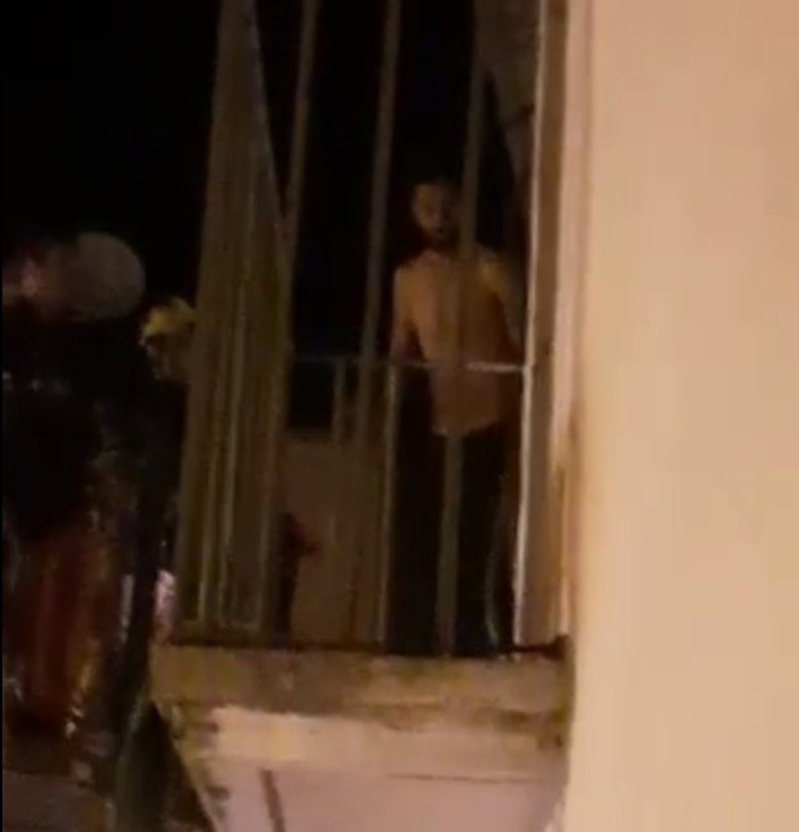 Moment en que l'home es llença al buit des del balcó a Balaguer / CEDIDA