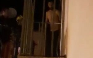 Moment en que l'home es llença al buit des del balcó a Balaguer / CEDIDA