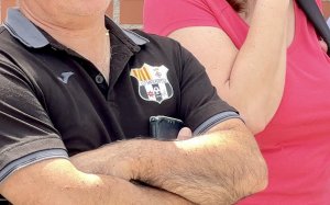 Escut de la Unificació Club de Futbol Santa Perp+etua en la samarreta d'un membre de la junta en una imatge d'arxiu / ALBERT SEGURA, ACN