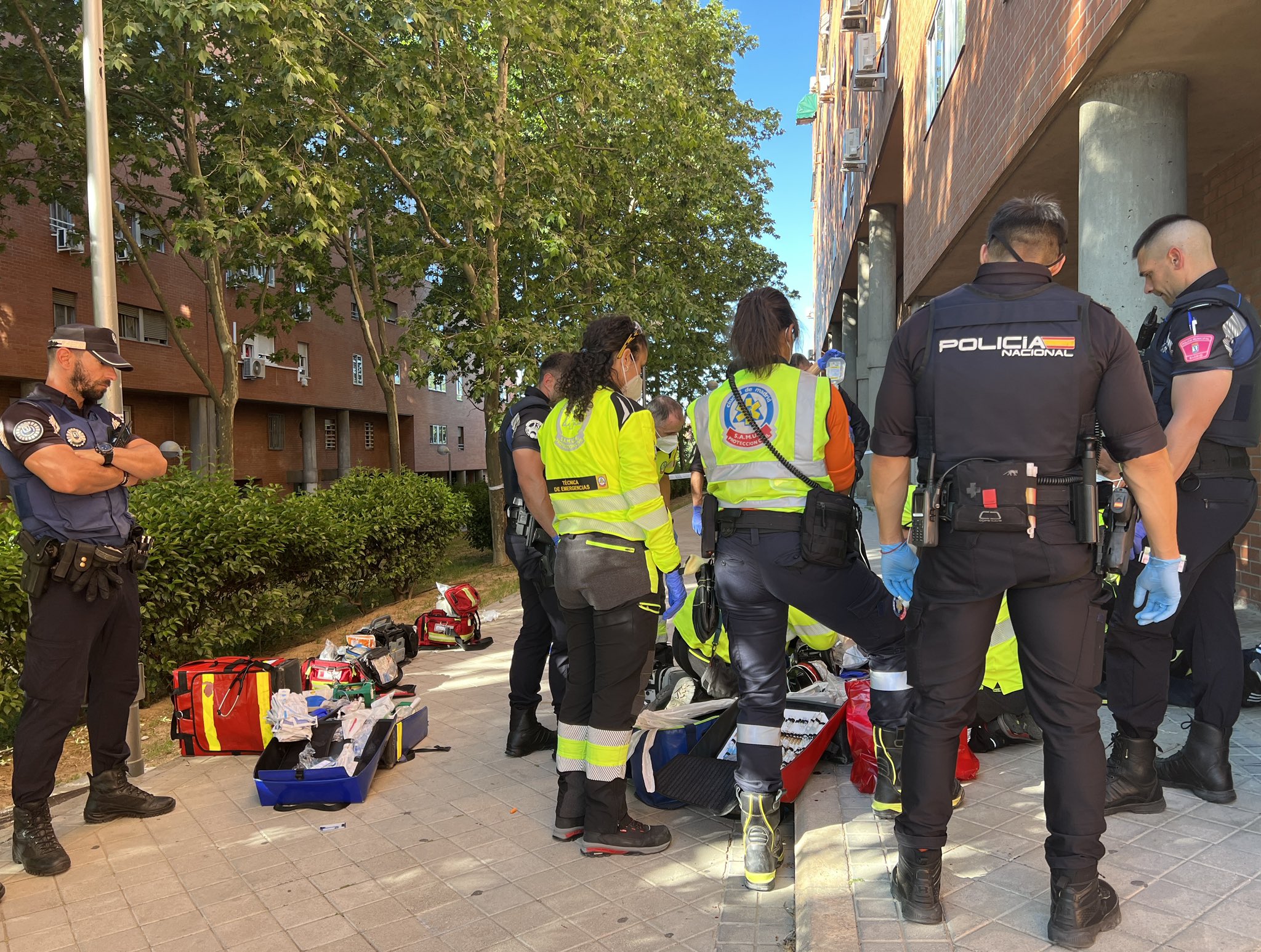 Els cossos policials i d'emergències intenten reanimar l'home que finalment a mort a Madrid / EMERGENCIAS MADRID