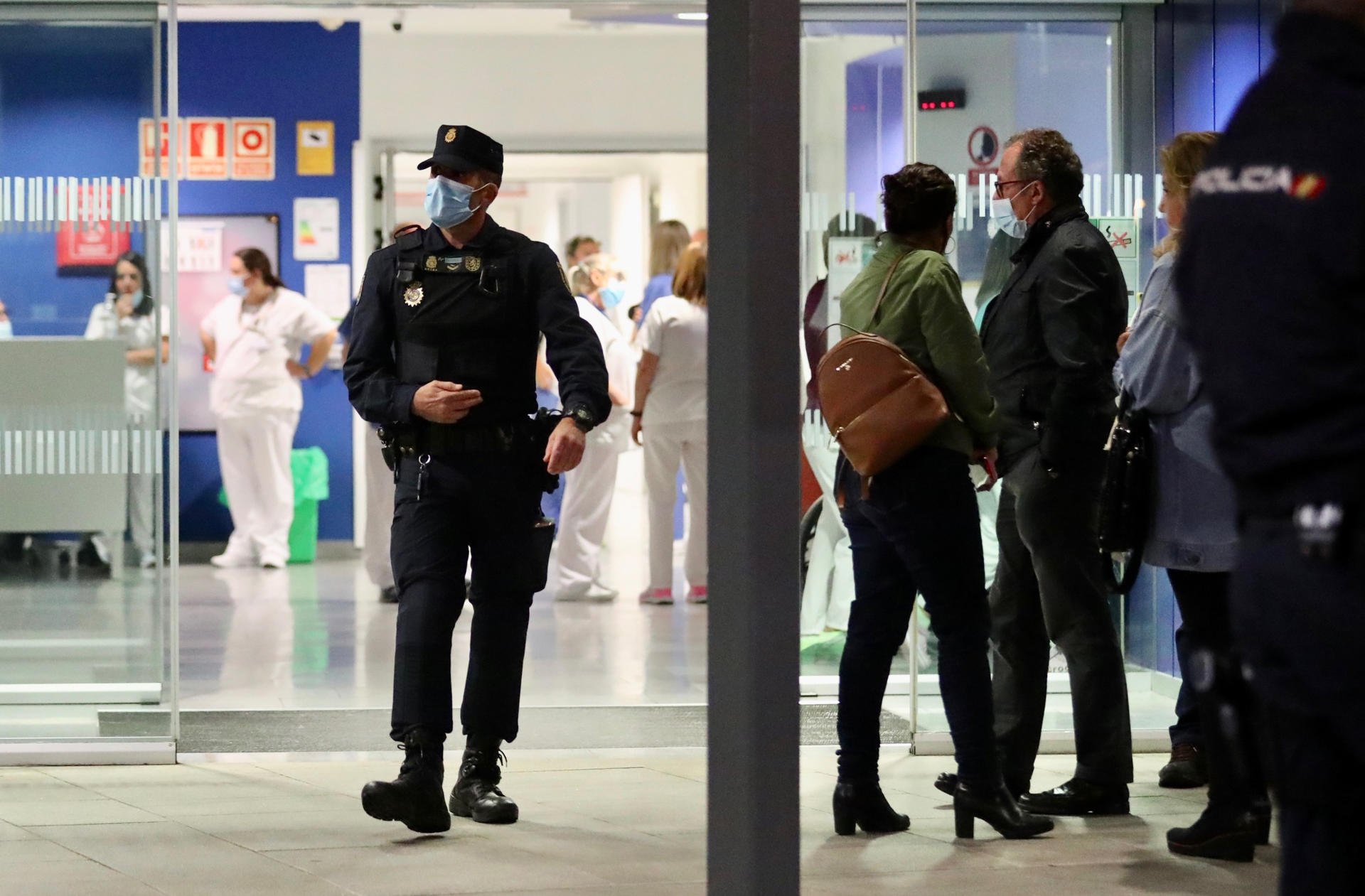 Desplegament de la Policia Nacional a l'operatiu per un avís de bomba a l'Hospital Central d'Astúries / J.L.Cereijido - EFE