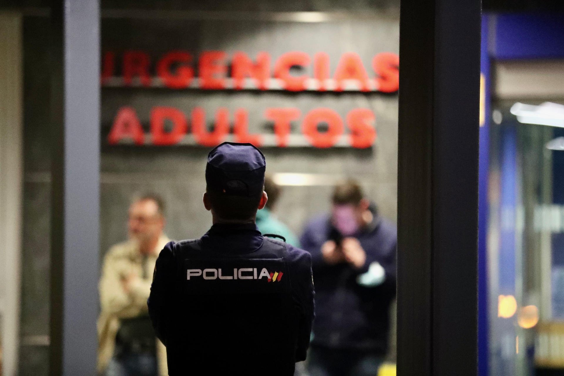 Un agente de la Policía Nacional durante el dispositivo en el Hospital Universitario Central de Asturias / J.L.Cereijido - EFE