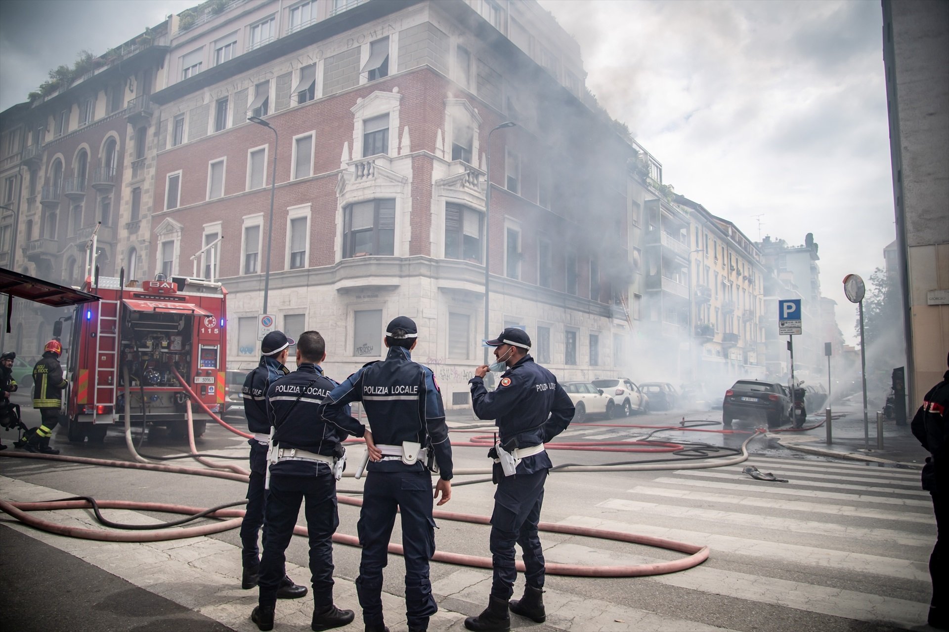 Els bombers poc després d'apagar el foc al centre de Milà / Claudio Furlan - Lapresse via Zuma - Dpa