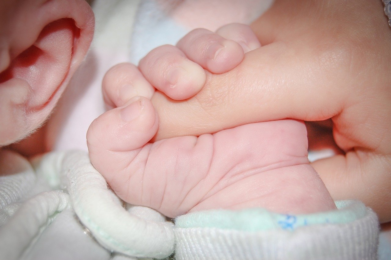 Un nadó en una imatge d'arxiu / PIXABAY
