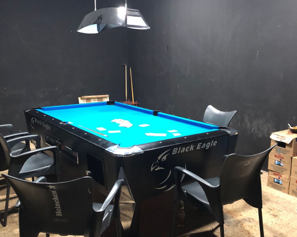 La mesa de billar que utilizaban por las partidas de póquer ilegales en un bar de Terrassa / CME