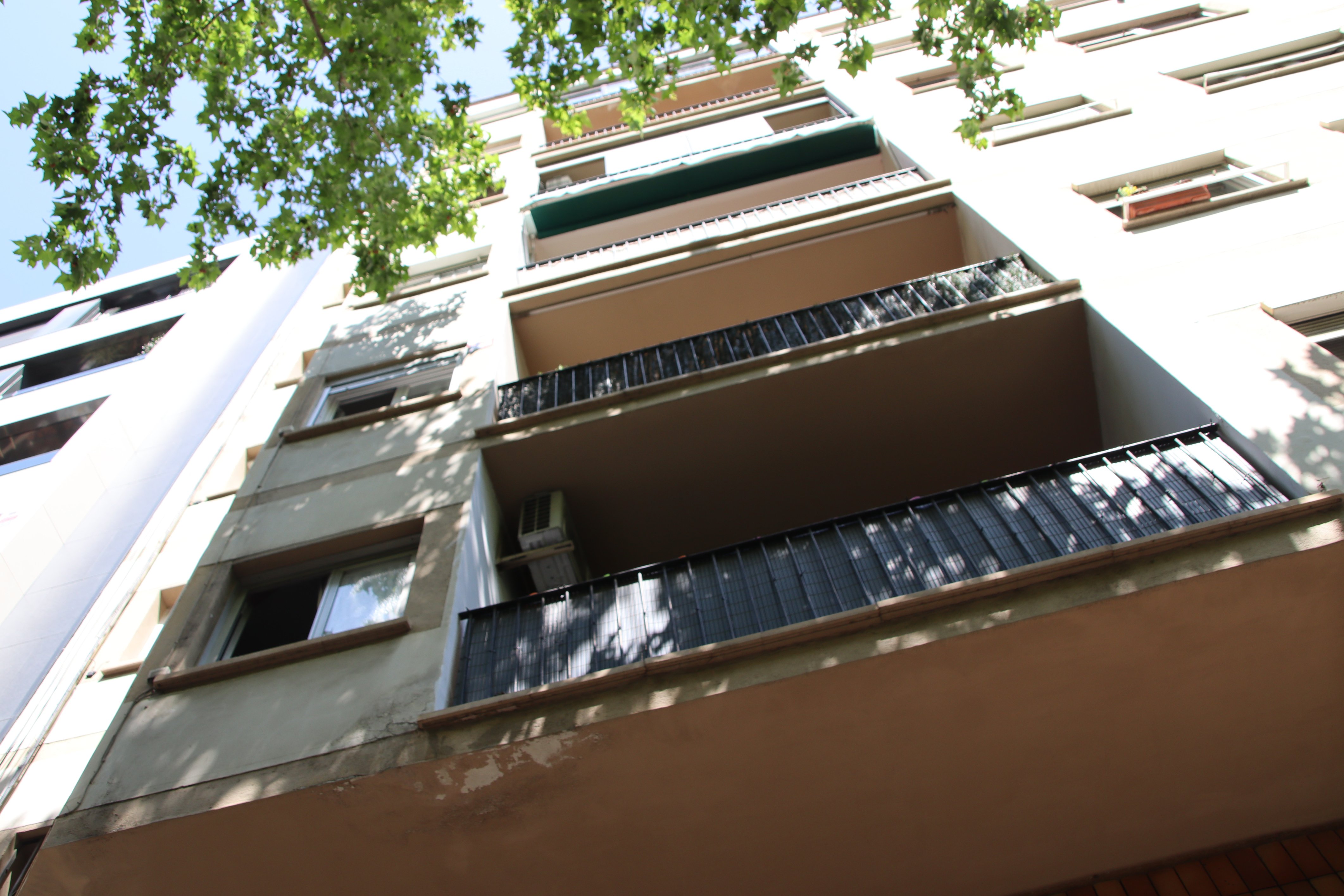 La façana de l'edificio on ha mort una dona de 70 anys en un incendi en un pis al districte de Sarrià-Sant Gervasi de Barcelona / ELI DON - ACN