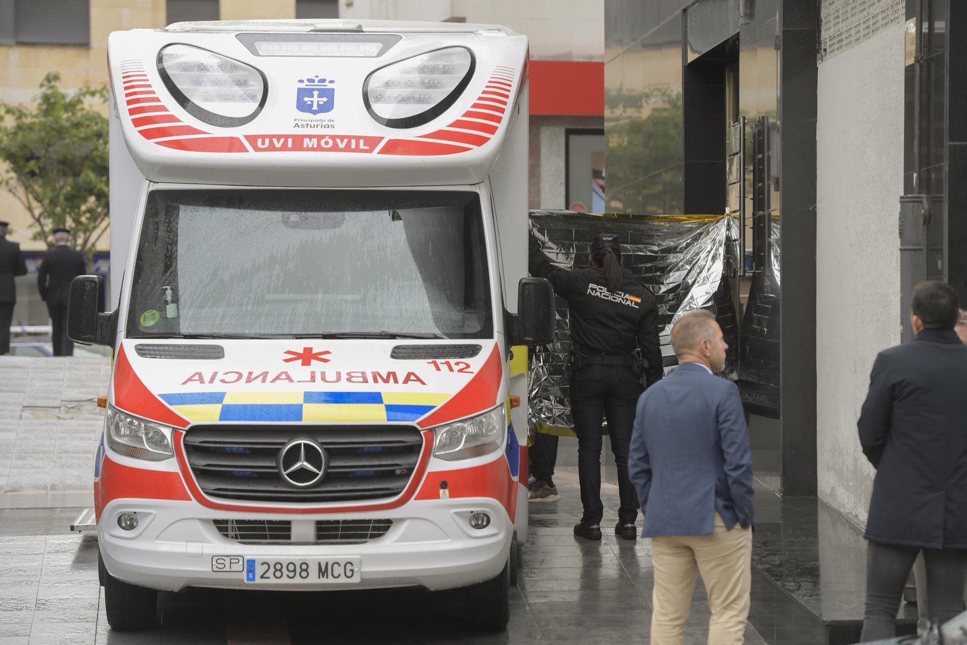 Una ambulància i la Policia Nacional en el lloc de l'incident / ELOY ALONSO - EFE
