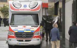 Una ambulància i la Policia Nacional en el lloc de l'incident / ELOY ALONSO - EFE