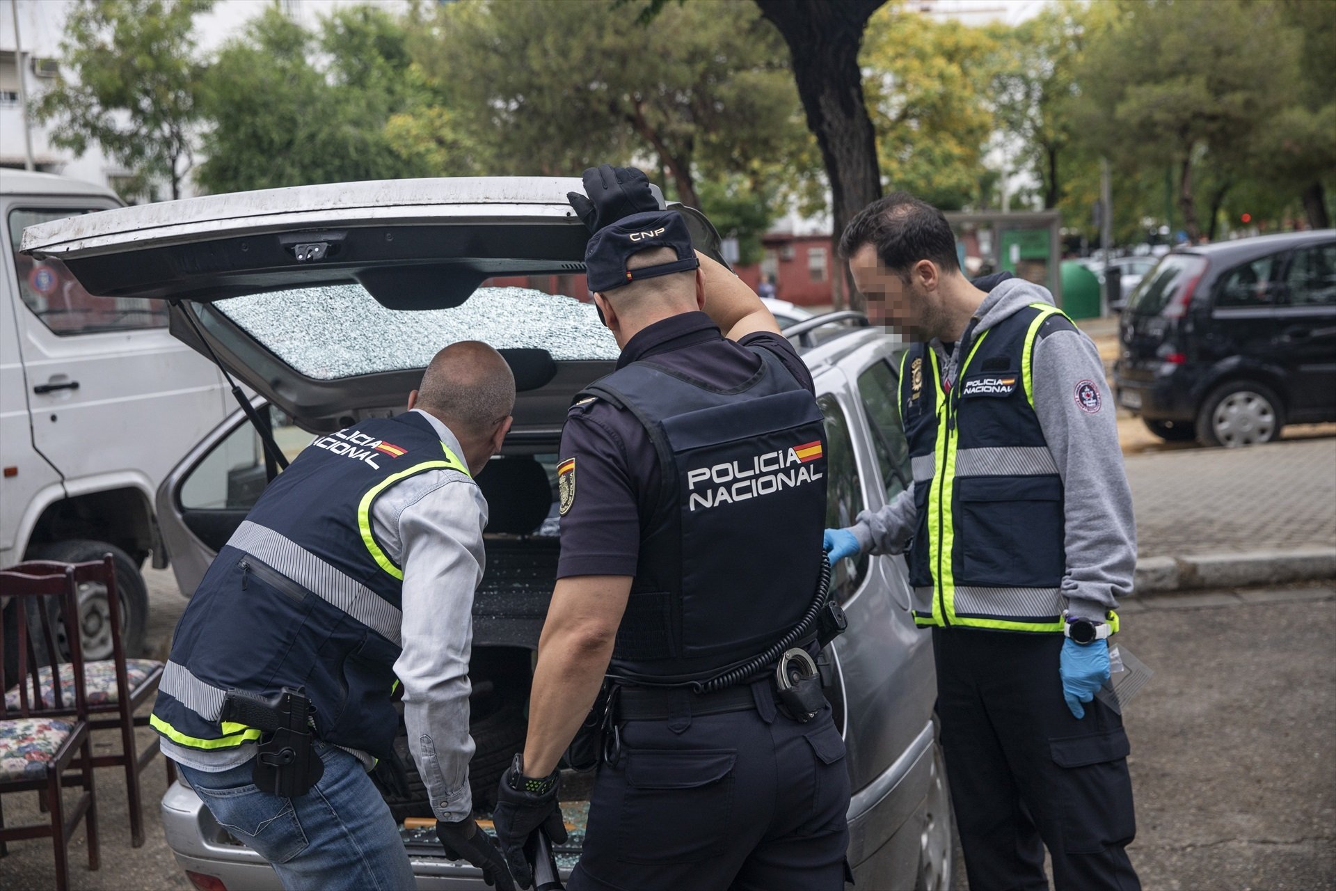 La Policia científica de la Policia Nacional inspecciona els vehicles que han rebut els trets aquesta matinada al barri de Los Pajaritos de Sevilla / MARÍA JOSÉ LÓPEZ - EUROPA PRESS