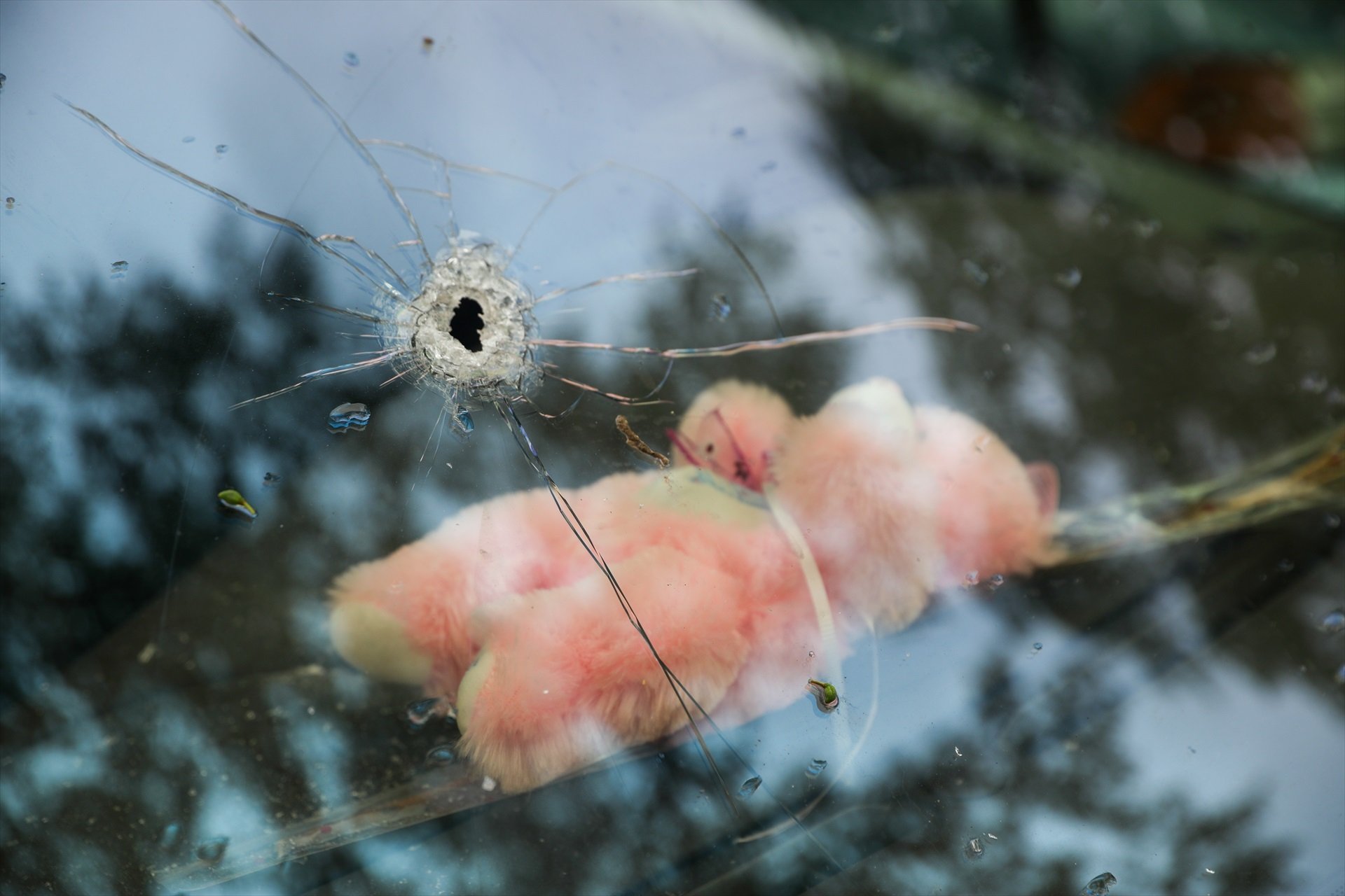 Detall d'un vidre d'un cotxe travessat per una bala al barri de Los Pajaritos de Sevilla / MARÍA JOSÉ LÓPEZ - EUROPA PRESS