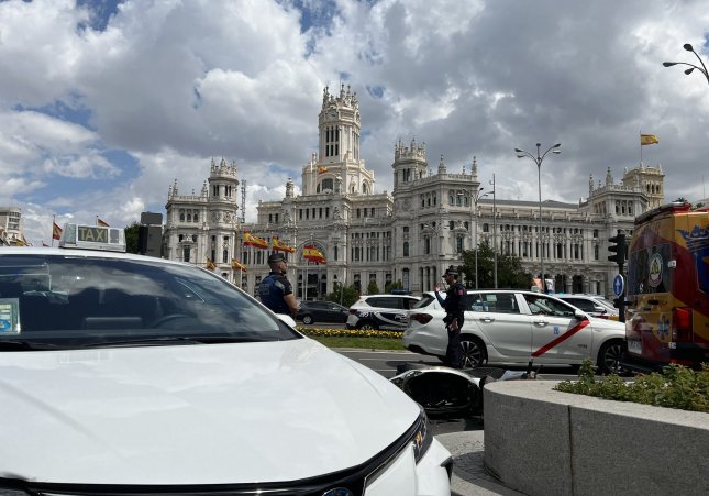 Els agents, taxis i emergències de Madrid durant l'accident i detenció del fugitiu a la plaza Cibeles / EMERGENCIAS MADRID