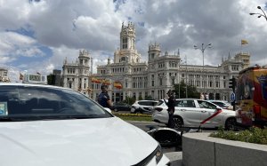 Els agents, taxis i emergències de Madrid durant l'accident i detenció del fugitiu a la plaza Cibeles / EMERGENCIAS MADRID